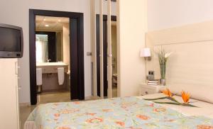 Een bed of bedden in een kamer bij Hotel Puerto Juan Montiel Spa & Base Nautica