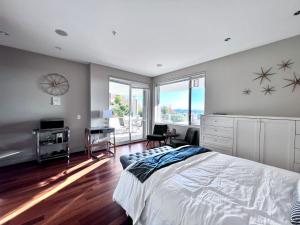 um quarto com uma cama e uma grande janela em Kia Oceanview Property em West Vancouver