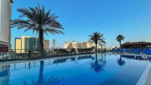 Bazén v ubytování Scenic High Floor 1BR at Ocean Heights, Dubai Marina by Maxx Value Homes nebo v jeho okolí