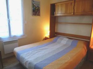 een slaapkamer met een bed in een kamer met een raam bij Boost Your Immo Balcons De Barèges PM13 in Barèges