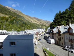 een luchtzicht op een klein stadje met bergen bij Boost Your Immo Balcons De Barèges PM13 in Barèges