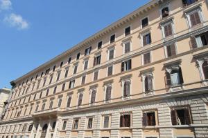 ローマにあるRoman Houseの大きな窓のある大きな建物