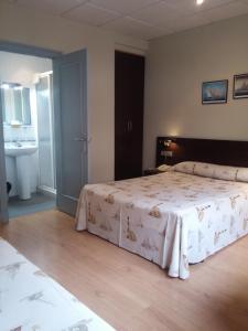 - une chambre avec un grand lit et une salle de bains dans l'établissement Hotel Náutico, à Vigo