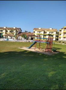 ein Spielplatz mit Rutsche in einem Park in der Unterkunft Flat Village - Aldeia das águas in Sapucaia
