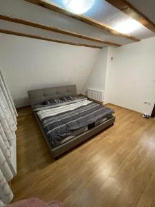 um quarto com uma cama grande num quarto em Vila E&E em Mavrovo