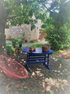 una mesa de picnic con una cesta y 2 sillas en CASA PARAFITA en Rosal