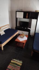 um quarto com uma cama e uma mesa com uma cama sidx sidx em La Toscana em Rocha