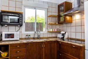 La cuisine est équipée d'un évier et d'un four micro-ondes. dans l'établissement Marineta III, à Dénia