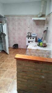 uma cozinha com um balcão e um fogão num quarto em La Toscana em Rocha