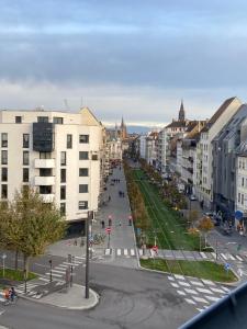 una calle vacía en una ciudad con edificios en Carpe diem en Estrasburgo