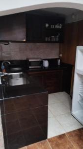 uma cozinha com um lavatório e um frigorífico em La Toscana em Rocha