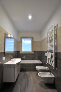 Bathroom sa BB Hotels Aparthotel Arcimboldi