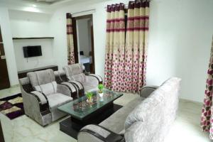 sala de estar con sofás, mesa y TV en Awsome Property Someone Will Love To Live num001, en Rishīkesh