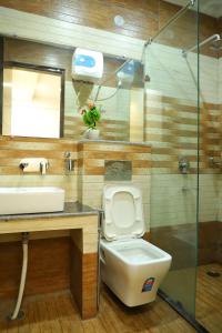 y baño con aseo y lavamanos. en Awsome Property Someone Will Love To Live num001, en Rishīkesh