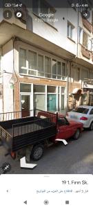 une voiture rouge garée devant un bâtiment dans l'établissement home lovely, à Bursa