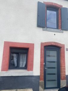 budynek z dwoma oknami i drzwiami w obiekcie Propriétaire privé w Carcassonne