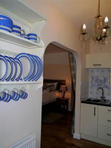 uma cozinha com pratos azuis numa prateleira em Shieling Beag em Banchory