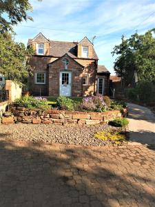 una casa con un vialetto in pietra davanti di Laurieknowe Coach House a Dumfries