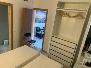 una camera con letto e specchio di ORANGE guest house a Sagres