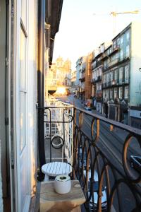 uma varanda com um banco e vista para uma rua em Aliados Sunny Flat no Porto