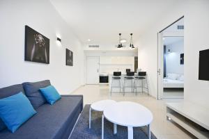 sala de estar con sofá y mesa en Bright 1-BR for 4-PPL in Allenby St by HolyGuest, en Tel Aviv