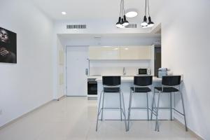 Bright 1-BR for 4-PPL in Allenby St by HolyGuest