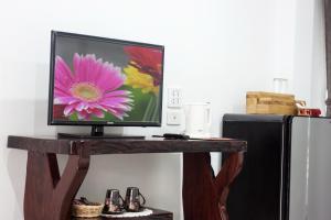 TV a/nebo společenská místnost v ubytování Baan Opun Garden Resort