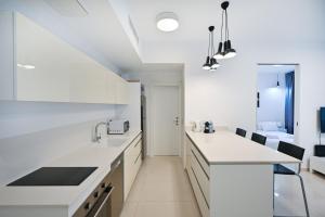 Virtuvė arba virtuvėlė apgyvendinimo įstaigoje Bright 1-BR for 4-PPL in Allenby St by HolyGuest