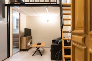 Televízia a/alebo spoločenská miestnosť v ubytovaní Duplex Ivoire au coeur de Montauban