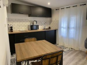 Η κουζίνα ή μικρή κουζίνα στο Le Moulin 2 - Appartement Arenes Romaines- Beziers Gare - Wifi- Tv connecté