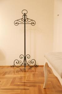 ein Eisenkreuz in einem Zimmer mit einem Bett in der Unterkunft Apartman - Heart of Budapest in Budapest