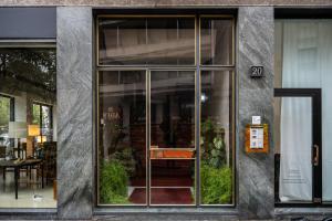 een glazen deur van een gebouw met een tafel erin bij The Brera Residence - 140SqM 3Bed2Bath in Milaan