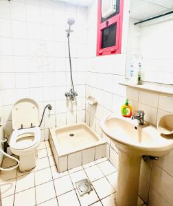 阿布達比的住宿－JJR Short stay-sharing，一间带卫生间和水槽的浴室