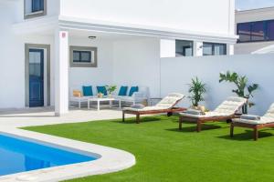 un patio con sillas y una piscina en Casa Princesa Gara, en Yaiza