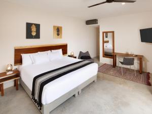 En eller flere senger på et rom på Naala Tulum