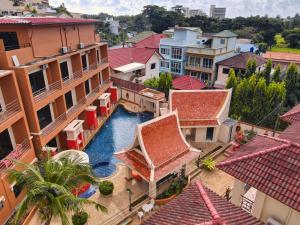 uma vista aérea de uma cidade com edifícios e uma piscina em My Friend's House Karon em Praia de Karon
