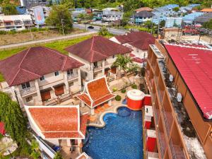 een luchtzicht op een resort met een zwembad en gebouwen bij My Friend's House Karon in Karon Beach