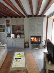 ein Wohnzimmer mit einem Kamin und einem Sofa in der Unterkunft Casa Rural Estajero in Muñana