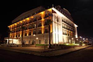 un gran edificio blanco con luces encendidas por la noche en Luxor Garden Hotel, en Kocaeli