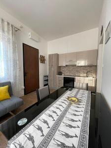 Apartament obejmuje kuchnię i salon ze stołem. w obiekcie Appartamento AL PARCO w Padwie