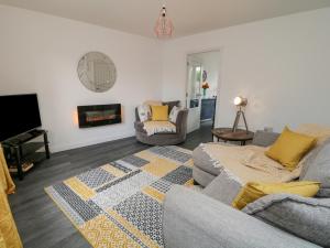 Middlecroft في يورك: غرفة معيشة مع أريكة وتلفزيون