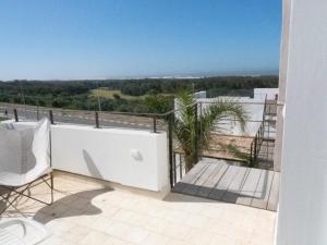 - un balcon blanc avec vue sur l'océan dans l'établissement Tigmi Anis, à Essaouira