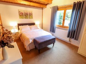 a bedroom with a bed and a window at Avocet Lodge in Lincoln