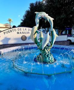 una estatua de una sirena en un charco de agua en Blue Sunrise Penthouse - Manilva, en Manilva