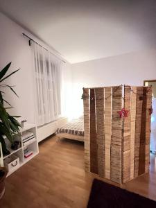 ein Zimmer mit einem Bett in der Ecke eines Zimmers in der Unterkunft «Breakfast at Tiffany's» in Leipzig