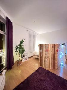 an empty living room with a potted plant in it at «Breakfast at Tiffany's» in Leipzig