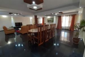 - un salon avec une table, des chaises et un canapé dans l'établissement villa luxueuse et meublée plus de 280 m², à Antananarivo