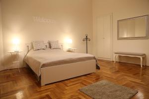 ein Schlafzimmer mit einem Bett, zwei Tischen und zwei Lampen in der Unterkunft Apartman - Heart of Budapest in Budapest