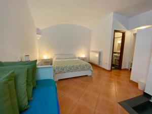 ナポリにあるBorgo Belvedereのベッドルーム(ベッド1台、青いソファ付)