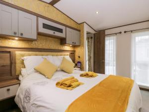 um quarto com uma cama com duas toalhas em Nordene em Cockermouth